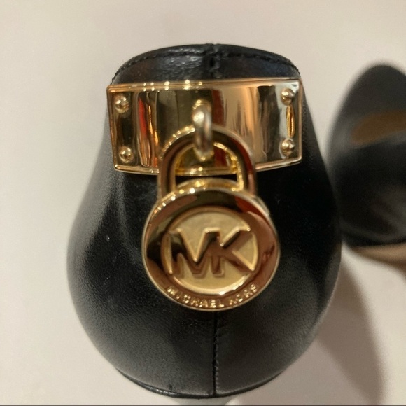 MICHAEL KORS Sz 7 4.5” Heel 1/2” Front Platform & Golden MK Locket Pumps Heels - Picture 8 of 9